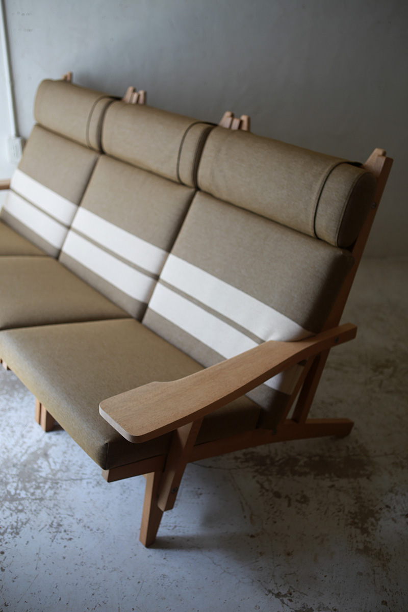 北欧ヴィンテージ家具 デンマークのHans Wegner (ハンス・ウェグナー）デザインの3シーターソファ「GE375」