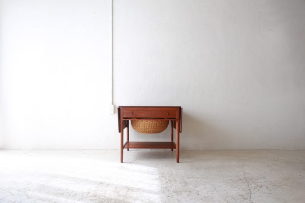 北欧ヴィンテージ家具 デンマークのHans Wegner (ハンス・ウェグナー）デザインのAndreas Tuck社製ソーイングテーブル「AT33」