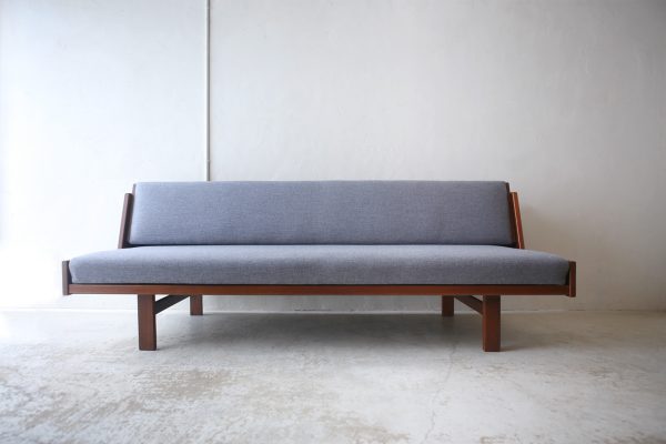 北欧ヴィンテージ家具のHans Wegner（ハンス・ウェグナー）デザインによるGETAMA社デイベッドソファ GE258