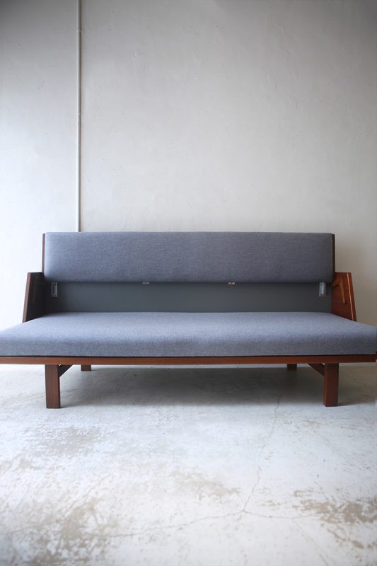 北欧ヴィンテージ家具のHans Wegner（ハンス・ウェグナー）デザインによるGETAMA社デイベッドソファ GE258
