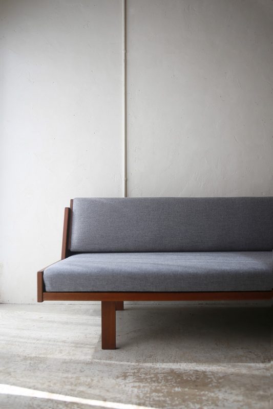 北欧ヴィンテージ家具のHans Wegner（ハンス・ウェグナー）デザインによるGETAMA社デイベッドソファ GE258