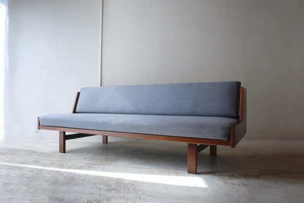 北欧ヴィンテージ家具のHans Wegner（ハンス・ウェグナー）デザインによるGETAMA社デイベッドソファ GE258