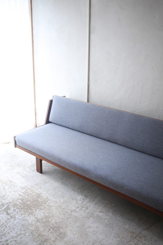 北欧ヴィンテージ家具のHans Wegner（ハンス・ウェグナー）デザインによるGETAMA社デイベッドソファ GE258