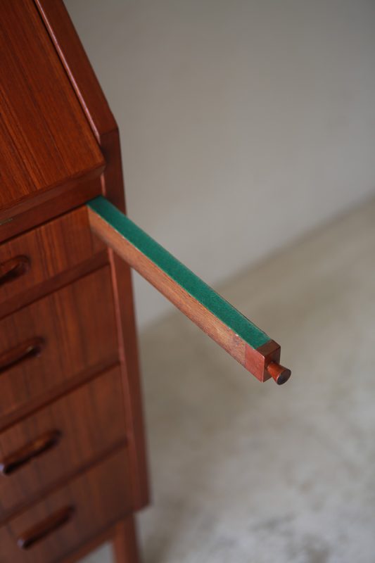 北欧ヴィンテージ家具 ／デンマーク製チーク材ライティングビューロー