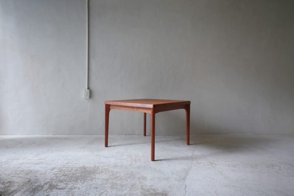 北欧ヴィンテージ家具のHenning Kjaernulf（ヘニング・ケアヌルフ）デザインによるチーク材コーヒーテーブル