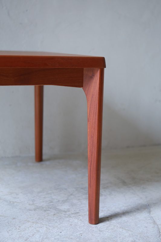 北欧ヴィンテージ家具のHenning Kjaernulf（ヘニング・ケアヌルフ）デザインによるチーク材コーヒーテーブル
