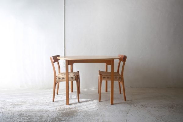 北欧ヴィンテージ家具／デンマークのデザイナーBorge Mogensen （ボーエ・モーエンセン）デザインによるオーク材ラウンドダイニングテーブル