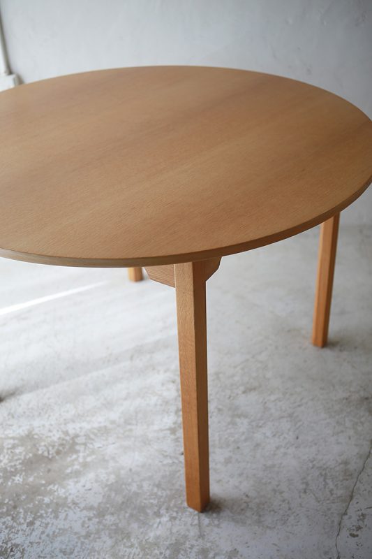 北欧ヴィンテージ家具／デンマークのデザイナーBorge Mogensen （ボーエ・モーエンセン）デザインによるオーク材ラウンドダイニングテーブル
