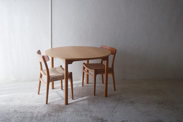 北欧ヴィンテージ家具／デンマークのデザイナーBorge Mogensen （ボーエ・モーエンセン）デザインによるオーク材ラウンドダイニングテーブル