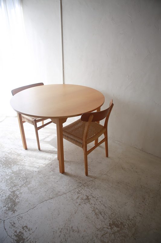 北欧ヴィンテージ家具／デンマークのデザイナーBorge Mogensen （ボーエ・モーエンセン）デザインによるオーク材ラウンドダイニングテーブル
