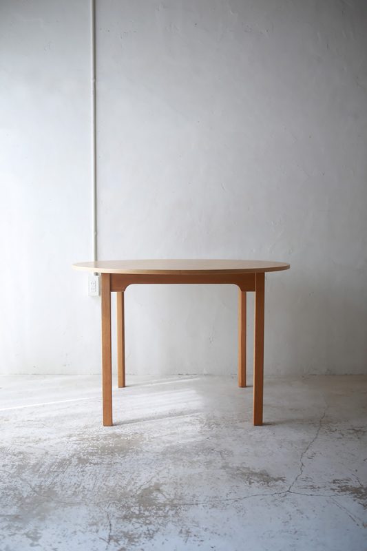 北欧ヴィンテージ家具／デンマークのデザイナーBorge Mogensen （ボーエ・モーエンセン）デザインによるオーク材ラウンドダイニングテーブル