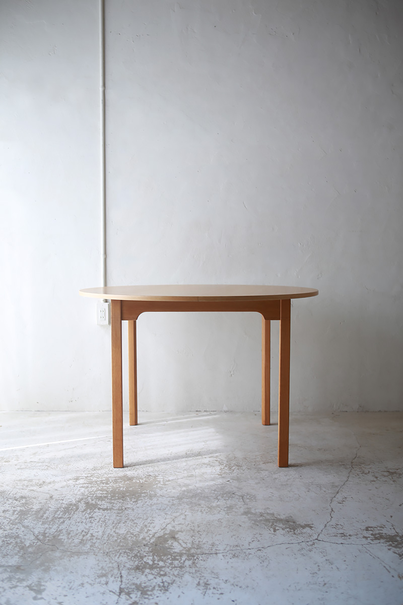 北欧ヴィンテージ家具／デンマークのデザイナーBorge Mogensen （ボーエ・モーエンセン）デザインによるオーク材ラウンドダイニングテーブル