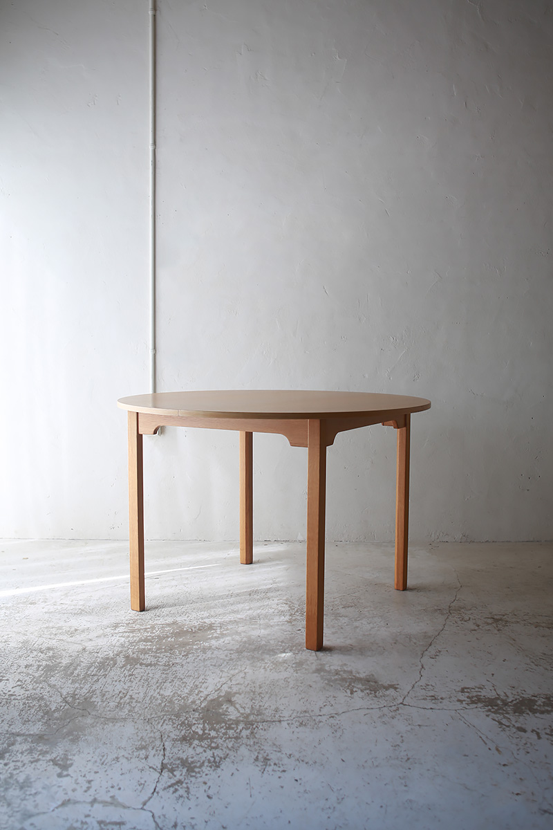 北欧ヴィンテージ家具／デンマークのデザイナーBorge Mogensen （ボーエ・モーエンセン）デザインによるオーク材ラウンドダイニングテーブル