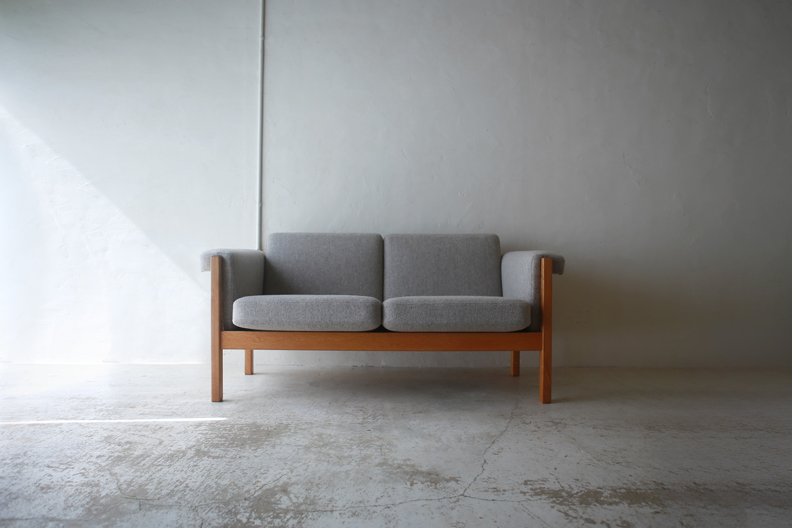 北欧ヴィンテージ家具／デンマークのデザイナー Hans.J.Wegner（ハンス・ウェグナー ）デザインによるGETAMA社製オーク材ソファ「GE40」