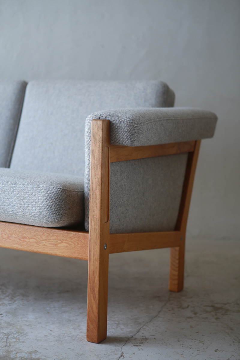 北欧ヴィンテージ家具／デンマークのデザイナー Hans.J.Wegner（ハンス・ウェグナー ）デザインによるGETAMA社製オーク材ソファ「GE40」