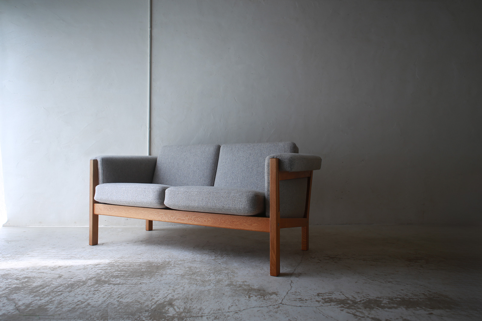 北欧ヴィンテージ家具／デンマークのデザイナー Hans.J.Wegner（ハンス・ウェグナー ）デザインによるGETAMA社製オーク材ソファ「GE40」