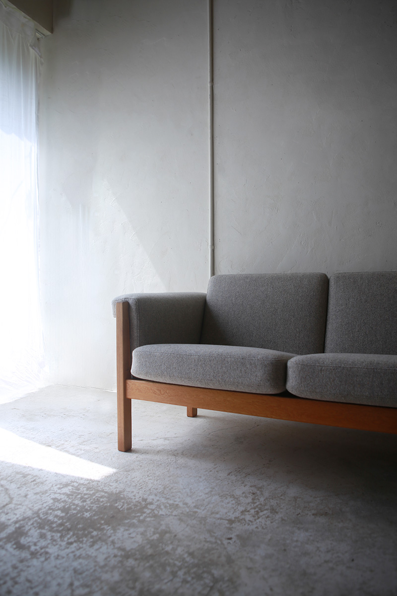 北欧ヴィンテージ家具／デンマークのデザイナー Hans.J.Wegner（ハンス・ウェグナー ）デザインによるGETAMA社製オーク材ソファ「GE40」