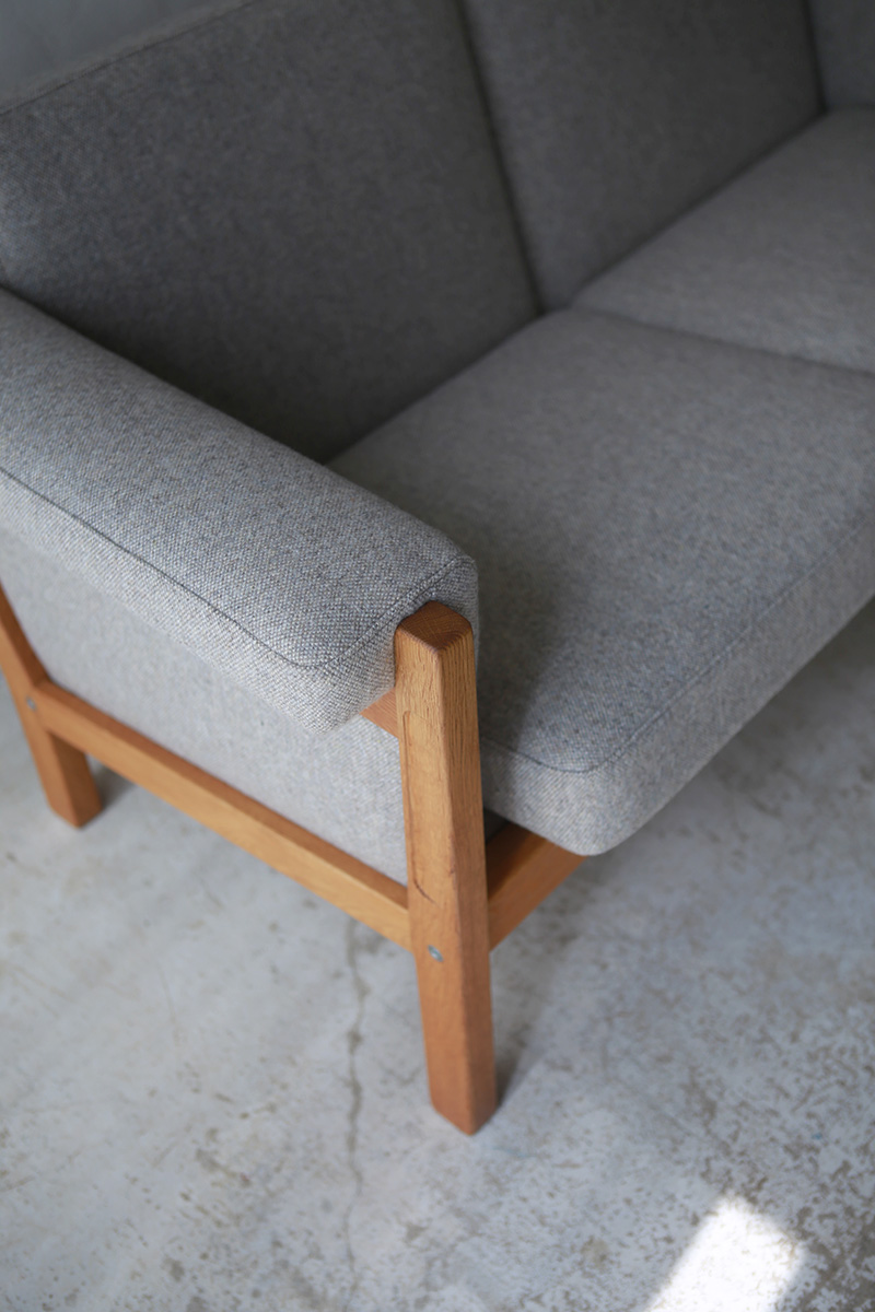 北欧ヴィンテージ家具／デンマークのデザイナー Hans.J.Wegner（ハンス・ウェグナー ）デザインによるGETAMA社製オーク材ソファ「GE40」