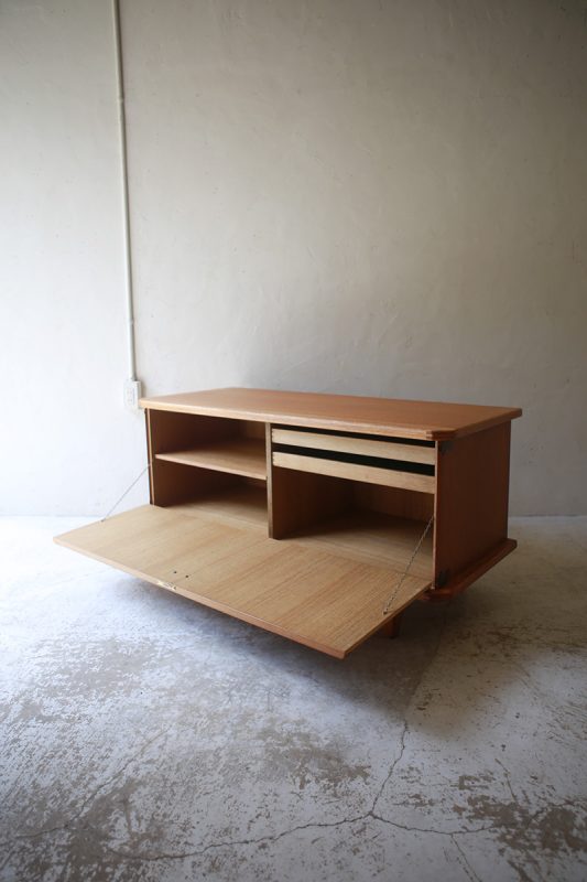 北欧ヴィンテージ家具／デンマークのデザイナー Henning Kjaernulf（ヘニング・ケアヌルフ ）デザインによるオーク材サイドボード