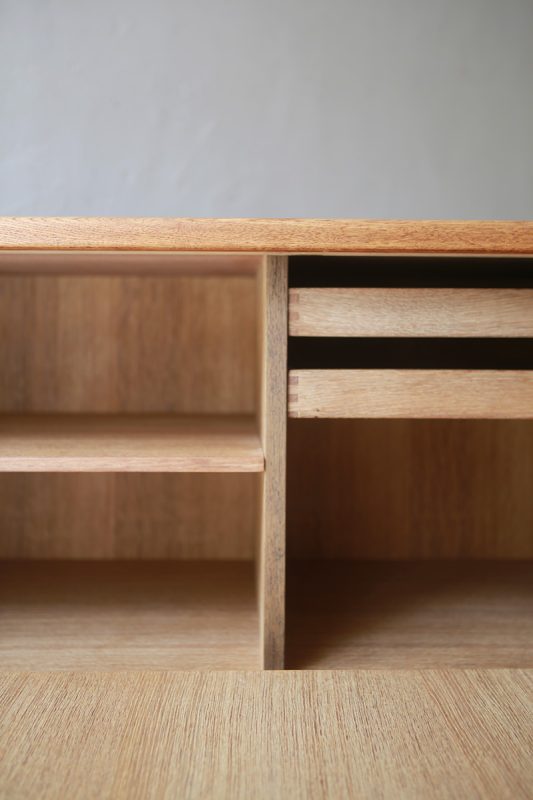 北欧ヴィンテージ家具／デンマークのデザイナー Henning Kjaernulf（ヘニング・ケアヌルフ ）デザインによるオーク材サイドボード