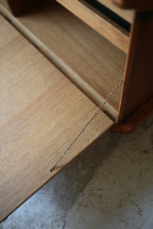 北欧ヴィンテージ家具／デンマークのデザイナー Henning Kjaernulf（ヘニング・ケアヌルフ ）デザインによるオーク材サイドボード