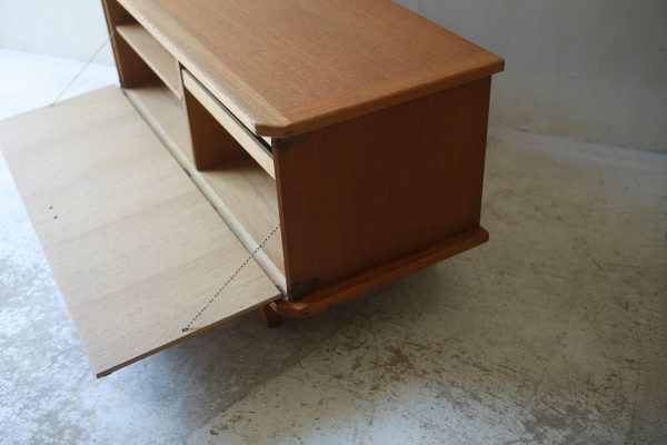 北欧ヴィンテージ家具／デンマークのデザイナー Henning Kjaernulf（ヘニング・ケアヌルフ ）デザインによるオーク材サイドボード