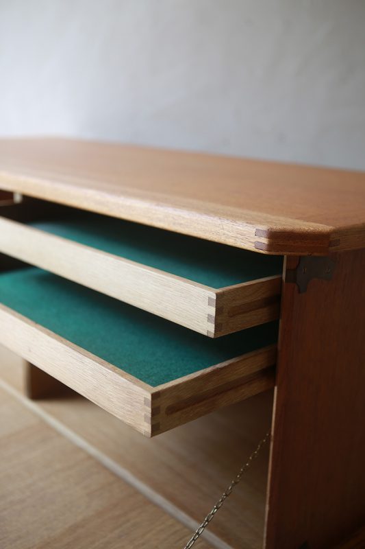 北欧ヴィンテージ家具／デンマークのデザイナー Henning Kjaernulf（ヘニング・ケアヌルフ ）デザインによるオーク材サイドボード