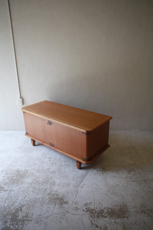 北欧ヴィンテージ家具／デンマークのデザイナー Henning Kjaernulf（ヘニング・ケアヌルフ ）デザインによるオーク材サイドボード