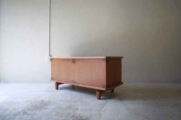 北欧ヴィンテージ家具／デンマークのデザイナー Henning Kjaernulf（ヘニング・ケアヌルフ ）デザインによるオーク材サイドボード