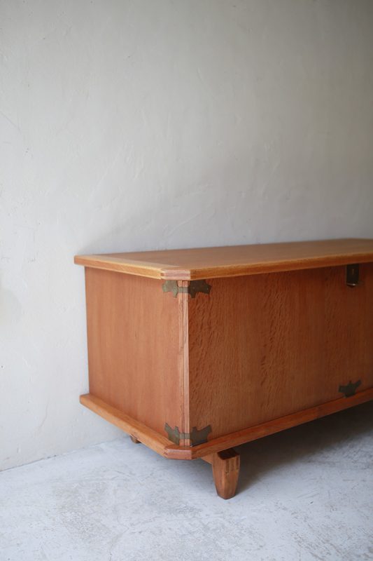北欧ヴィンテージ家具／デンマークのデザイナー Henning Kjaernulf（ヘニング・ケアヌルフ ）デザインによるオーク材サイドボード