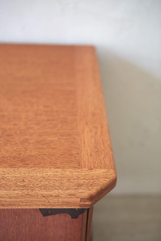 北欧ヴィンテージ家具／デンマークのデザイナー Henning Kjaernulf（ヘニング・ケアヌルフ ）デザインによるオーク材サイドボード