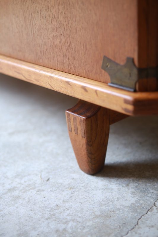 北欧ヴィンテージ家具／デンマークのデザイナー Henning Kjaernulf（ヘニング・ケアヌルフ ）デザインによるオーク材サイドボード