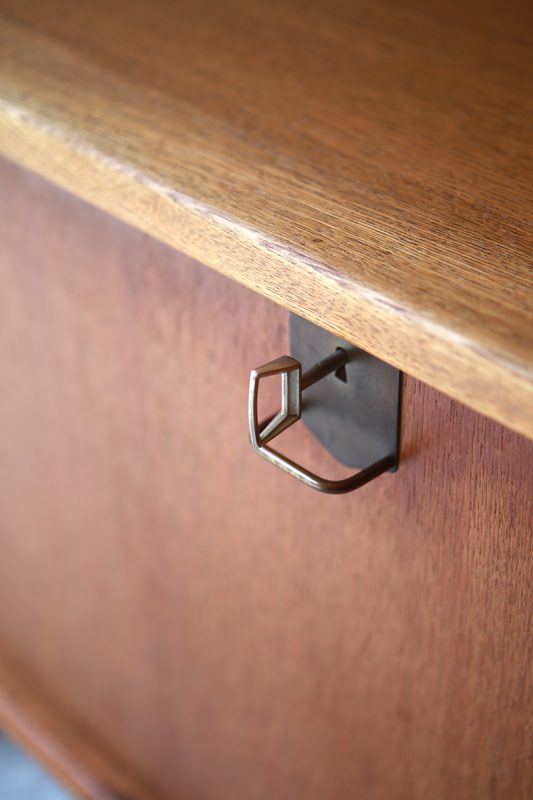 北欧ヴィンテージ家具／デンマークのデザイナー Henning Kjaernulf（ヘニング・ケアヌルフ ）デザインによるオーク材サイドボード