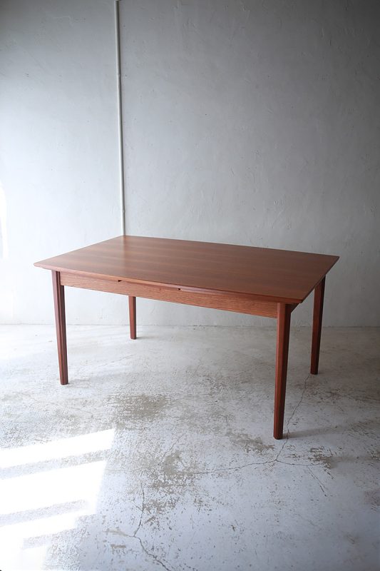 北欧ヴィンテージ家具　デンマーク Skovby社製 チーク材ダイニングテーブル