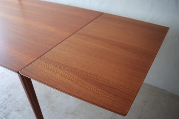 北欧ヴィンテージ家具　デンマーク Skovby社製 チーク材ダイニングテーブル