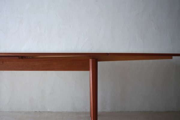 北欧ヴィンテージ家具　デンマーク Skovby社製 チーク材ダイニングテーブル