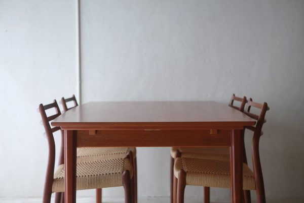 北欧ヴィンテージ家具　デンマーク Skovby社製 チーク材ダイニングテーブル