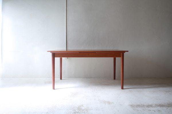 北欧ヴィンテージ家具　デンマーク Skovby社製 チーク材ダイニングテーブル