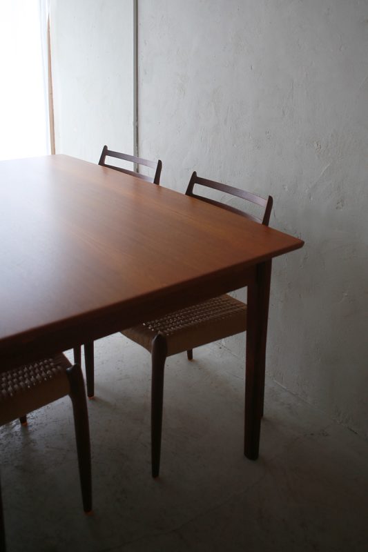 北欧ヴィンテージ家具　デンマーク Skovby社製 チーク材ダイニングテーブル