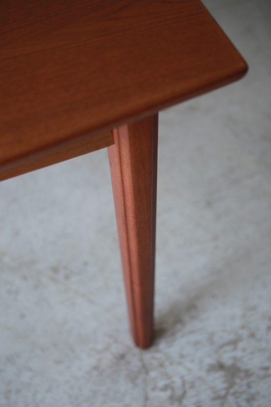 北欧ヴィンテージ家具　デンマーク Skovby社製 チーク材ダイニングテーブル