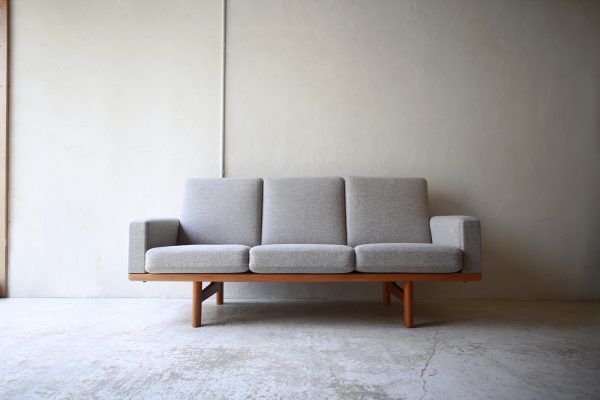北欧ヴィンテージ家具のHans Wegner（ハンス・ウェグナー）デザインによるオーク材 3シートソファ GE236 GE235