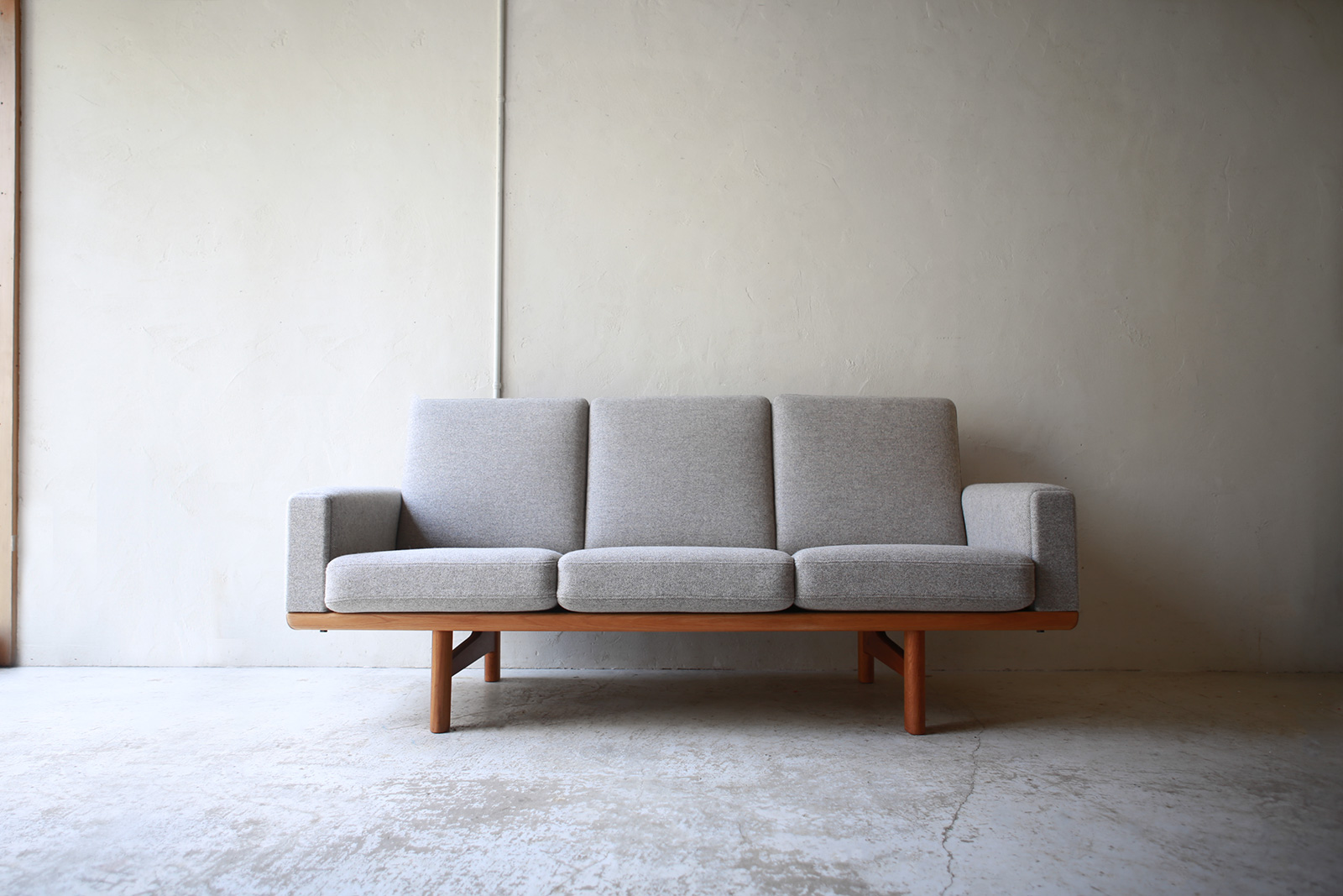 北欧ヴィンテージ家具のHans Wegner（ハンス・ウェグナー）デザインによるオーク材 3シートソファ GE236 GE235
