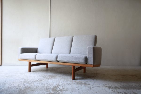 北欧ヴィンテージ家具のHans Wegner（ハンス・ウェグナー）デザインによるオーク材 3シートソファ GE236 GE235