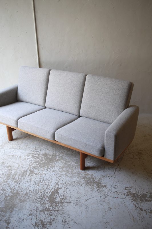 北欧ヴィンテージ家具のHans Wegner（ハンス・ウェグナー）デザインによるオーク材 3シートソファ GE236 GE235