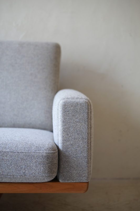 北欧ヴィンテージ家具のHans Wegner（ハンス・ウェグナー）デザインによるオーク材 3シートソファ GE236 GE235