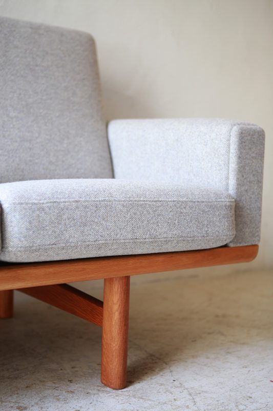 北欧ヴィンテージ家具のHans Wegner（ハンス・ウェグナー）デザインによるオーク材 3シートソファ GE236 GE235