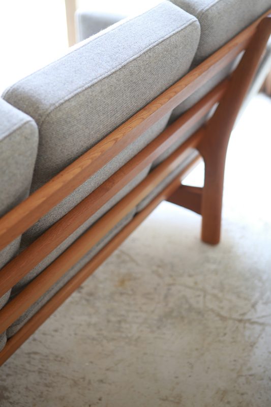 北欧ヴィンテージ家具のHans Wegner（ハンス・ウェグナー）デザインによるオーク材 3シートソファ GE236 GE235