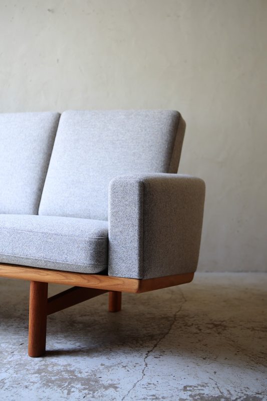 北欧ヴィンテージ家具のHans Wegner（ハンス・ウェグナー）デザインによるオーク材 3シートソファ GE236 GE235