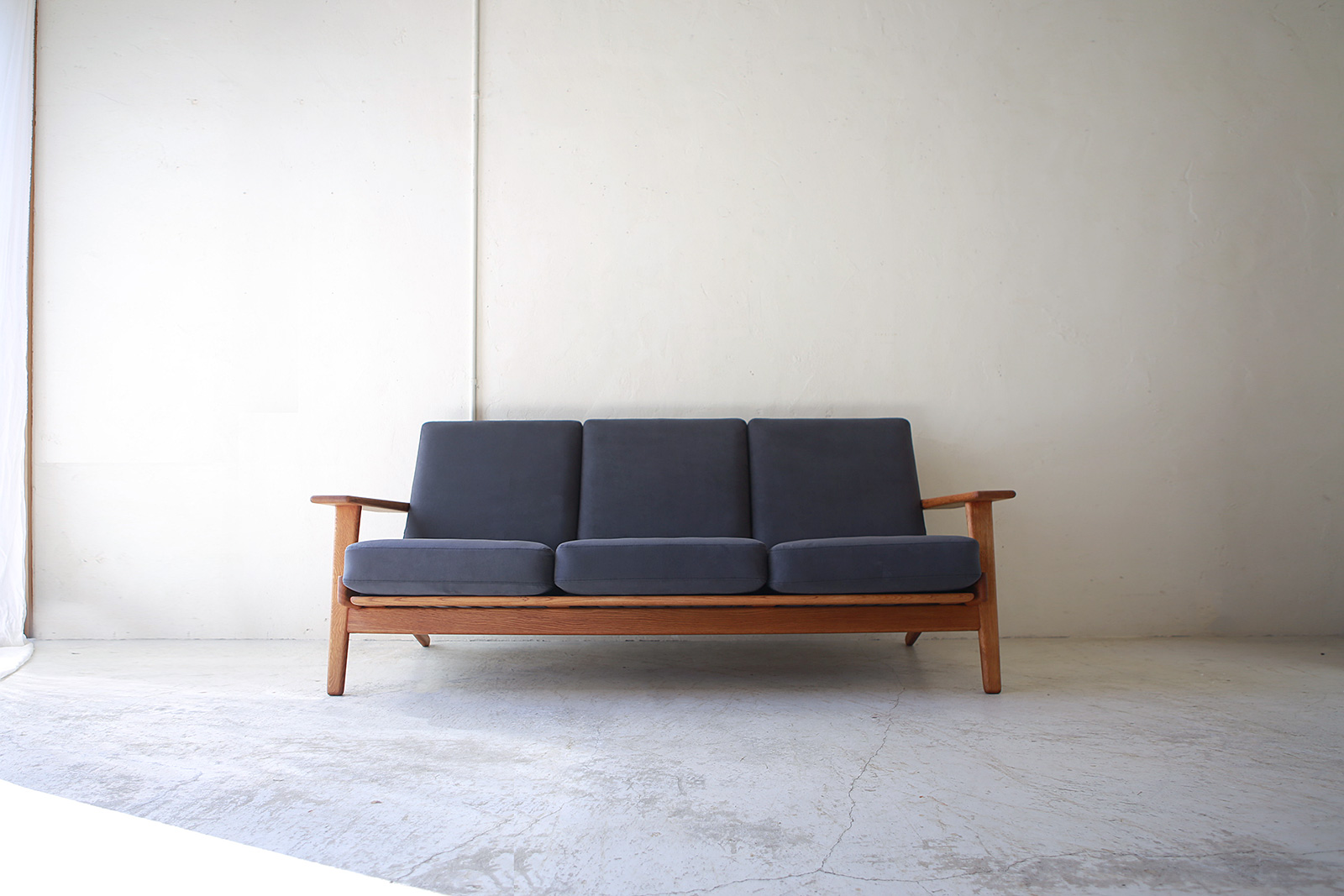 北欧ヴィンテージ家具のHans Wegner（ハンス・ウェグナー）デザインによるオーク材GETAMA社ソファ GE290