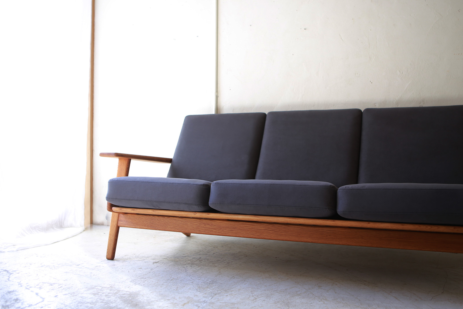 北欧ヴィンテージ家具のHans Wegner（ハンス・ウェグナー）デザインによるオーク材GETAMA社ソファ GE290